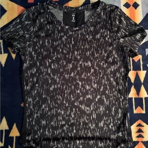 Under Armour Women's Black and Gray Patterned Short Sleeve Tee